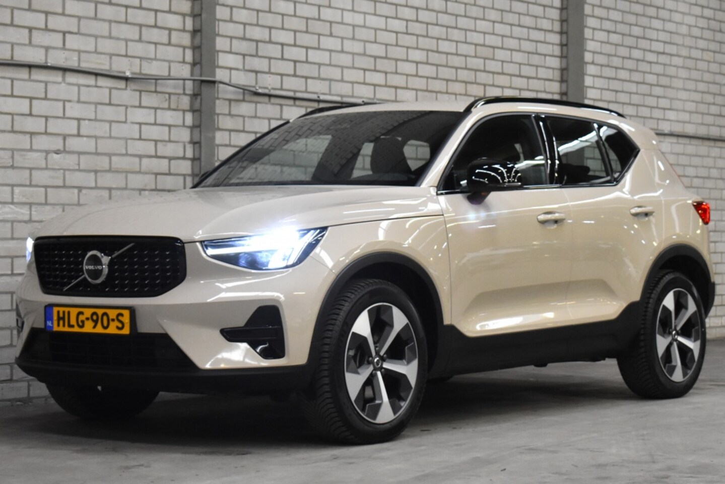 Volvo XC40 - B4 197PK Plus Dark | BLIS | Trekhaak | Harman Kardon | Allseason - AutoWereld.nl
