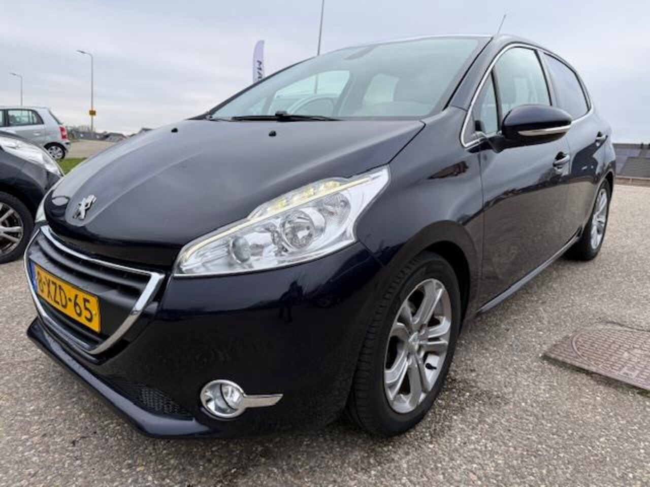 Peugeot 208 - 1.2 VTi Allure Airco Panodak Trekhaak Navi 1eigenaar - AutoWereld.nl