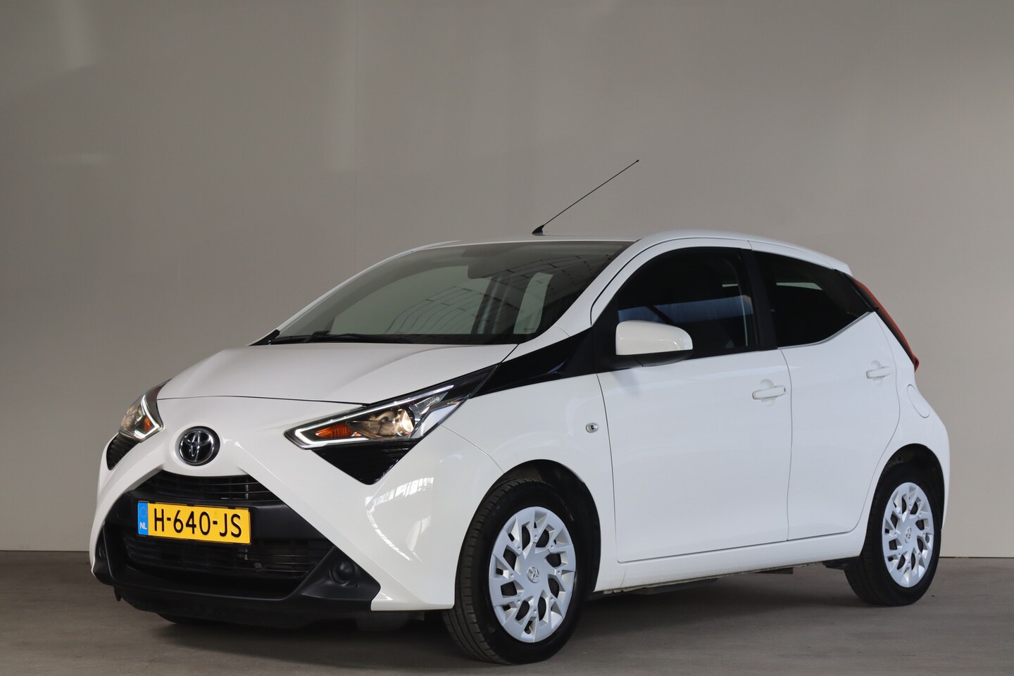 Toyota Aygo - 1.0 VVT-i x-play - NL- Auto!! Camera I Airco I Apple - AutoWereld.nl