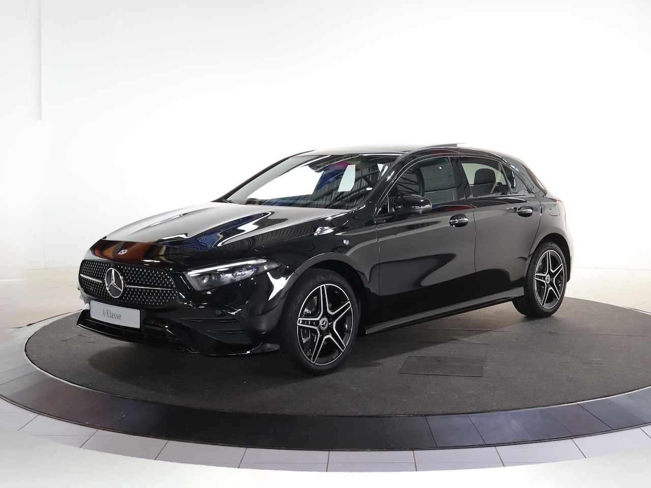 Mercedes-Benz A-klasse - 250e Business Solution AMG | Panoramaschuifdak | Premium Plus | Head-up display | Dodehoek - AutoWereld.nl