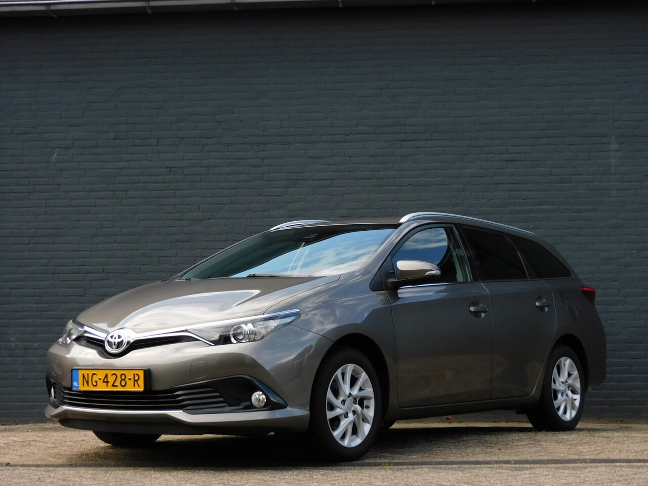 Toyota Auris Touring Sports - 1.2T Dynamic 2e EIGENAAR! CAMERA! NAVI! BLUETOOTH! CRUISE! CLIMA! LM VELGEN! TREKHAAK! - AutoWereld.nl