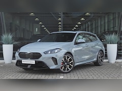 BMW 1-serie - 120 M Sport Automaat / Panoramadak / Sportstoelen / M Adaptief onderstel / Achteruitrijcam