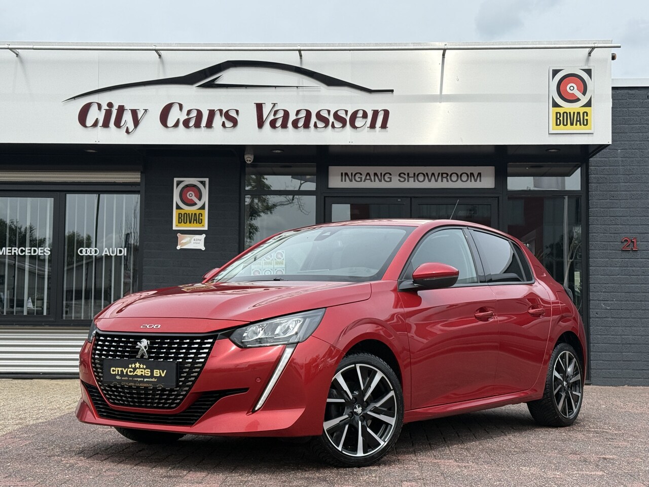 Peugeot 208 - 1.2 PureTech Blue Lease Allure automaat 131 pk org nl auto nap logisch navi camera climate - AutoWereld.nl