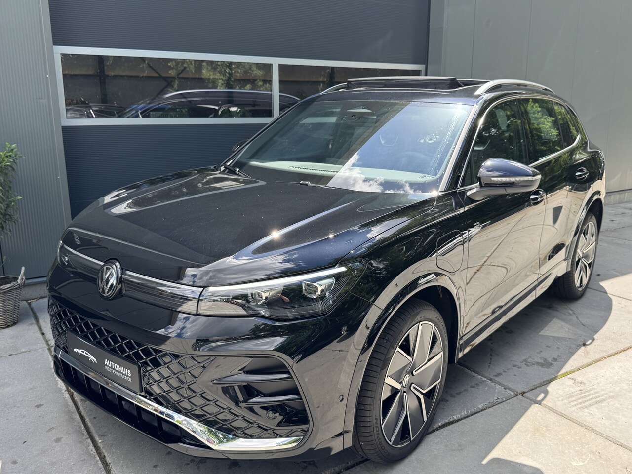 Volkswagen Tiguan - 1.5 272pk eHybrid R-Line Edition Virtual Cockpit Panoramadak Trekhaak Massage Camera Keyle - AutoWereld.nl