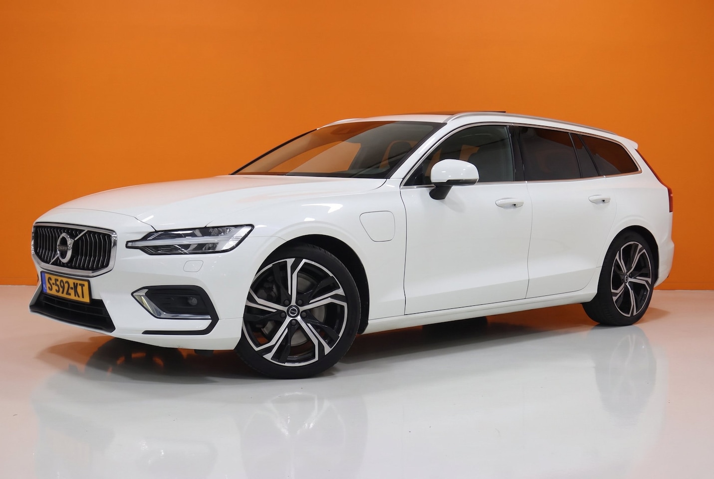 Volvo V60 - 2.0 T8 Twin Engine AWD Inscription | Pano | Leer | Trekhaak | - AutoWereld.nl