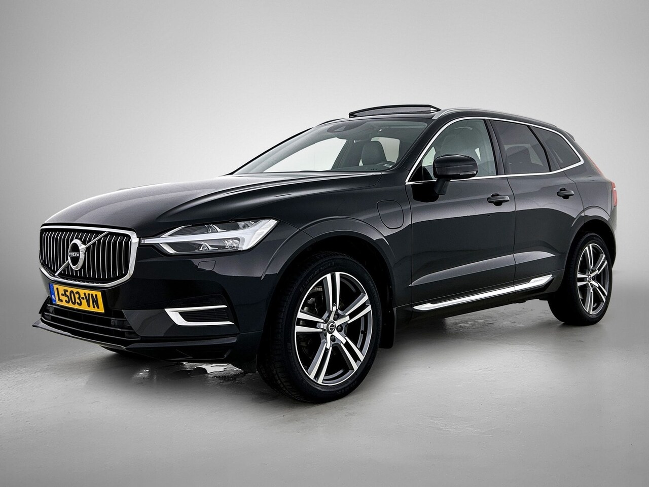 Volvo XC60 - 2.0 T8 Twin Engine AWD Momentum Pro | Trekhaak | Leder | Clima | 12 maanden BOVAG | - AutoWereld.nl