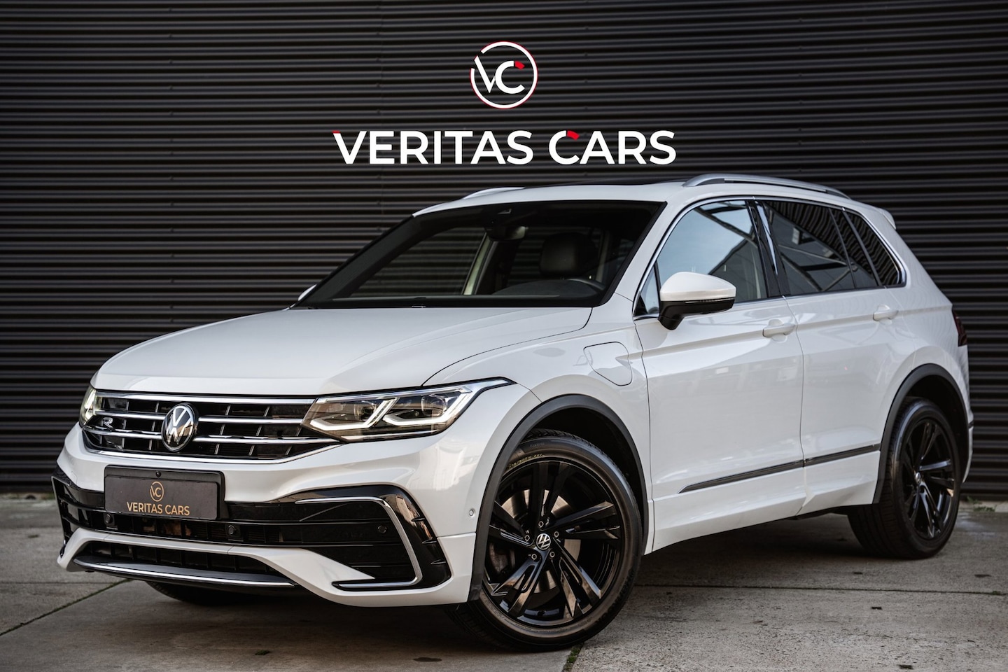 Volkswagen Tiguan - 1.4 TSI eHybrid 3x R-Line 245PK|BTW|Pano|Parelmoerwit||360|Keyless|ACC|Sfeer|Side Assist|E - AutoWereld.nl