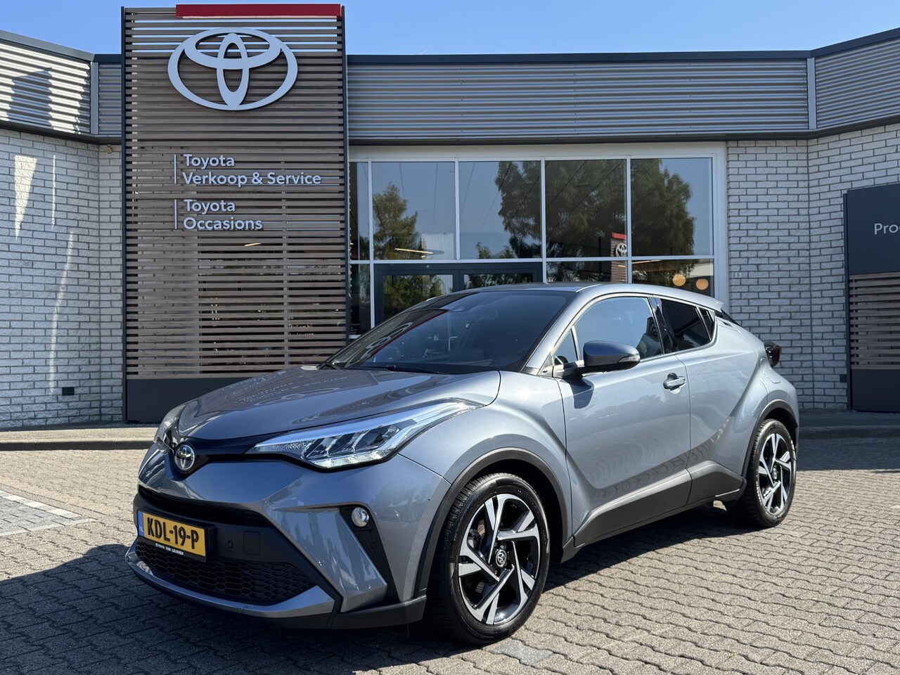 Toyota C-HR - 1.8 HYBRID STYLE STOELVERW BLIND-SPOT PARK-SENSOREN NAVI APPLE/ANDROID KEYLESS 18" LM-VELG - AutoWereld.nl