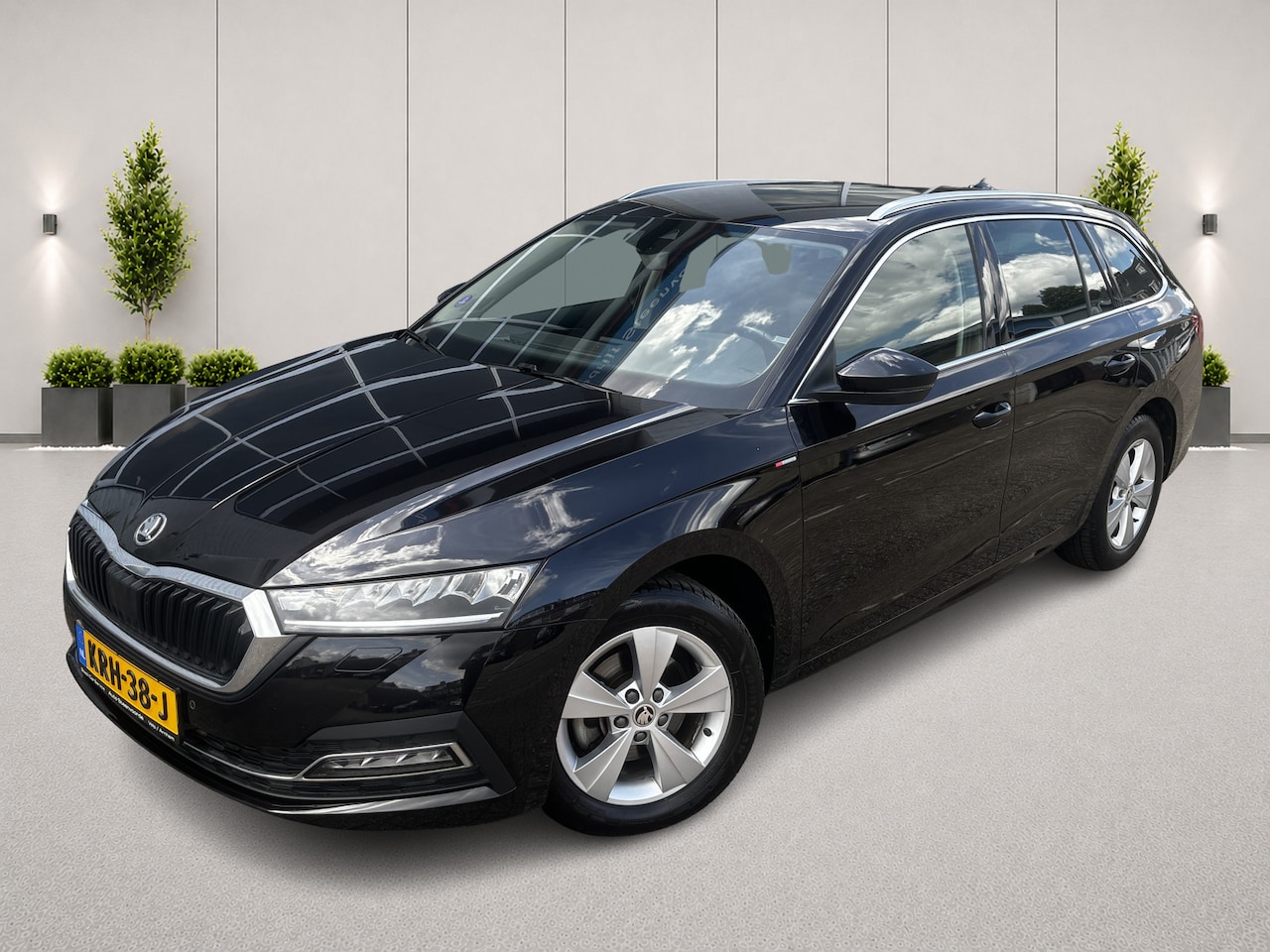 Skoda Octavia Combi - 1.0 e-TSI Business Edition Plus 1.0 e-TSI   CAMERA * TREKHAAK * ADAPTIVE * STOELVERW. * - AutoWereld.nl