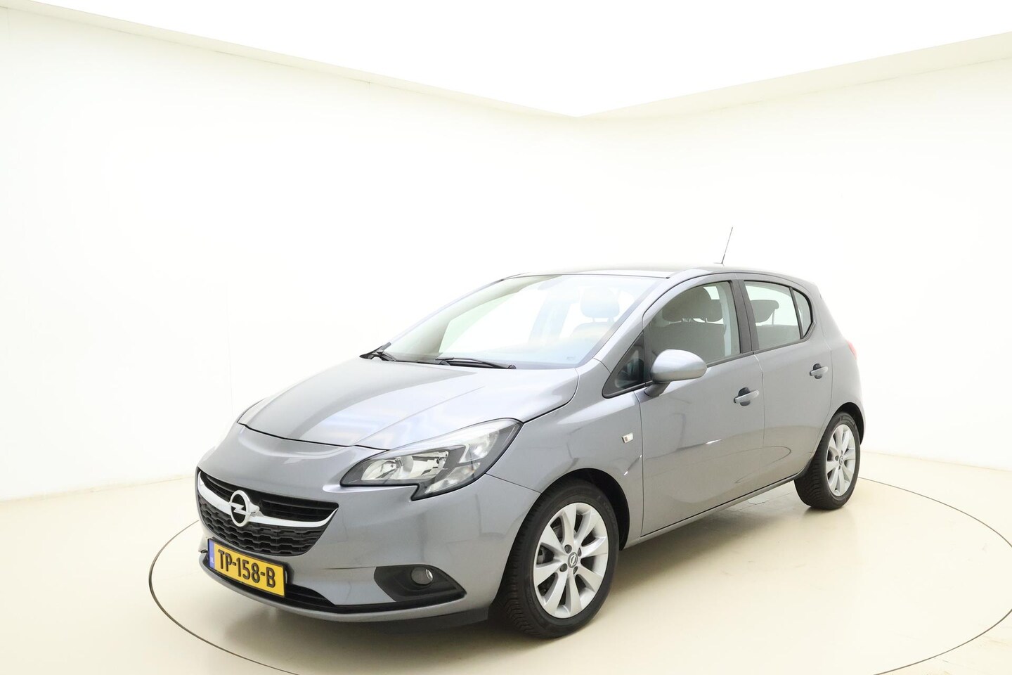 Opel Corsa - 1.4 16v 90pk 5drs Favourite | Navigatie | Airco | Cruise control | Lichtmetalen velgen | P - AutoWereld.nl