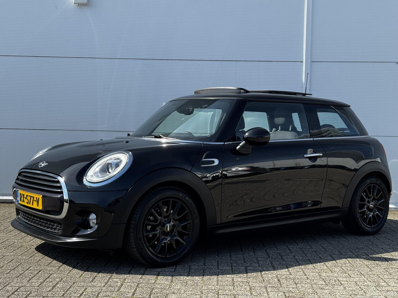 MINI 3-Deurs - 1.5 Cooper Pepper Serious Business / Stoelverwarming voor / Navigatie / Parkeersensoren ac - AutoWereld.nl