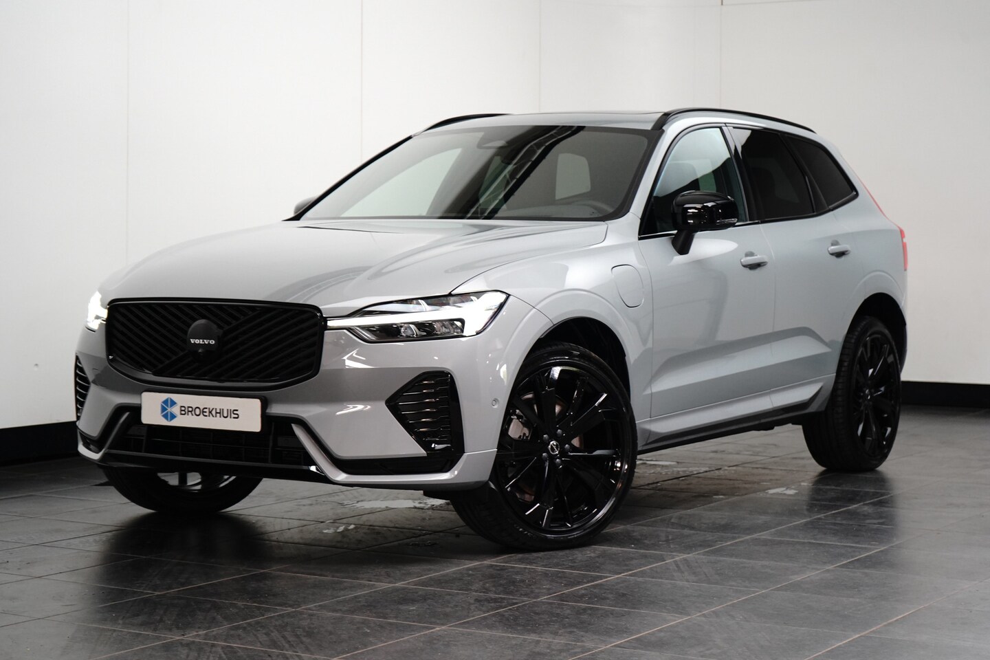 Volvo XC60 - T6 Plus dark black edition 2026 Luchtvering | Head up Display | Panoramadak | Achterbank v - AutoWereld.nl