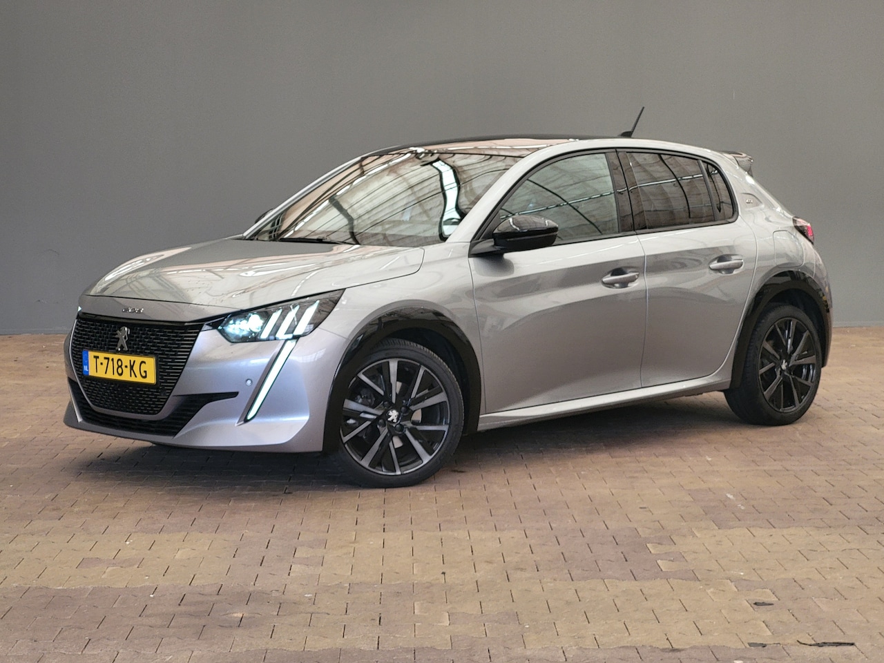 Peugeot 208 - 1.2 Turbo 100-PK EAT8 Panorama Dak | Camera | 17" Lichtmetaal | Digitaal Dashboard | Parke - AutoWereld.nl