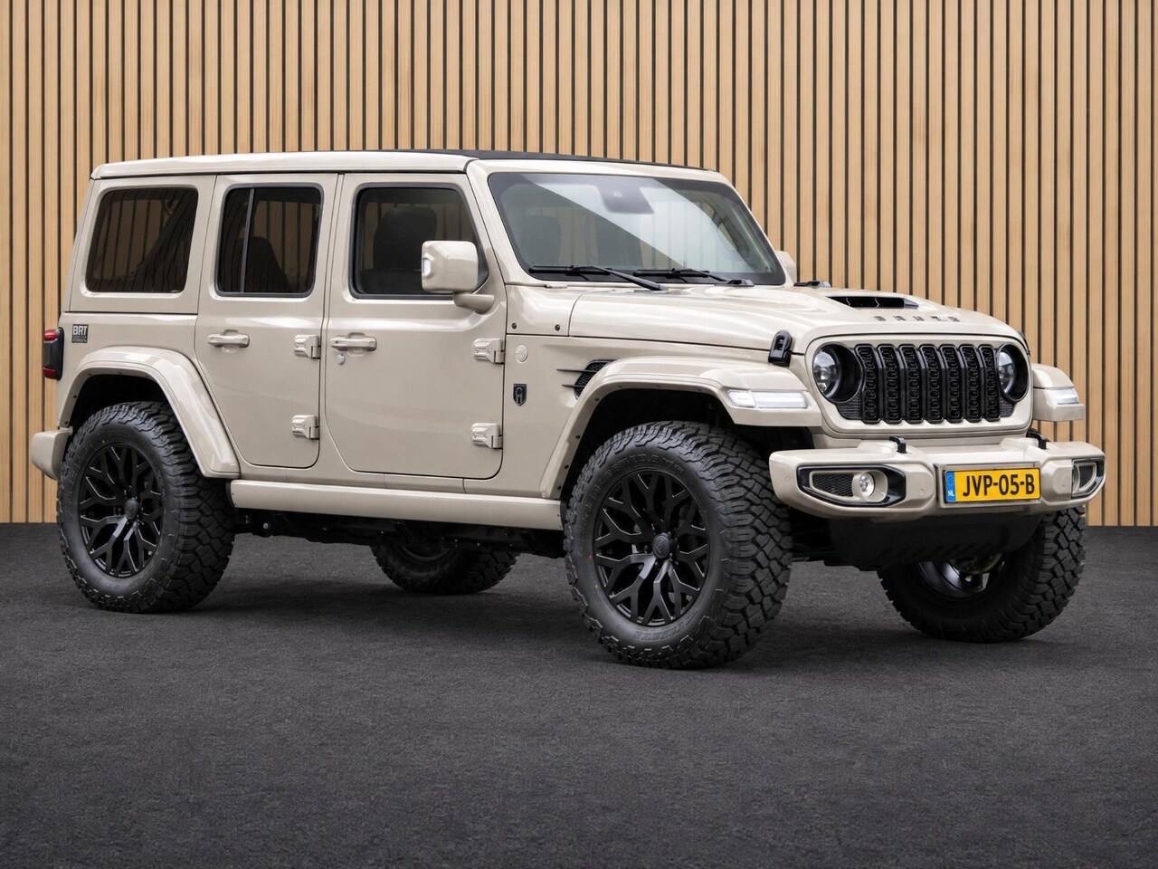 Jeep Wrangler Unlimited - 4xe 380 Brute Custom Conversion Skyview | Alcantara / Treeplanken / 20inch / Full Option - AutoWereld.nl
