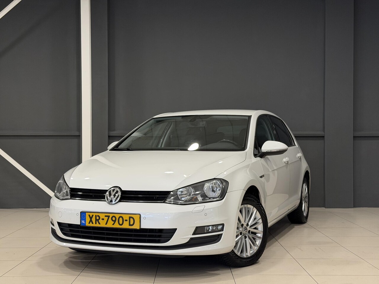 Volkswagen Golf - 1.2 TSI Cup | Navigatie | All season banden | Carplay | Trekhaak | - AutoWereld.nl