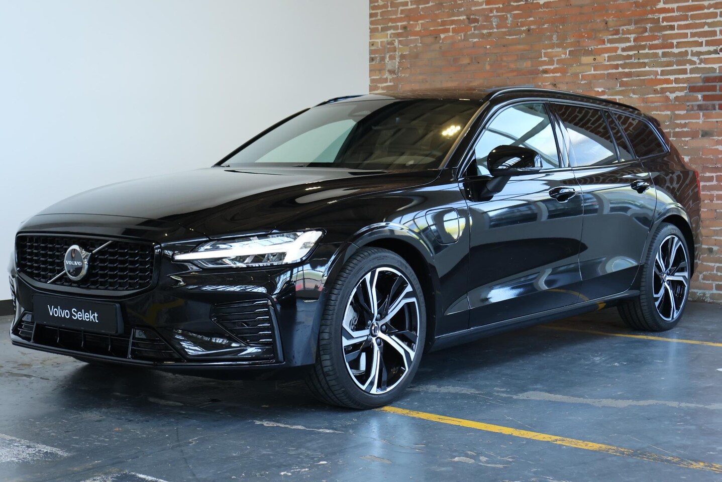 Volvo V60 - T6 Plug-in hybrid AWD Plus Dark | Demo deal | Head-up Display | 360° Parkeercamera | Panor - AutoWereld.nl