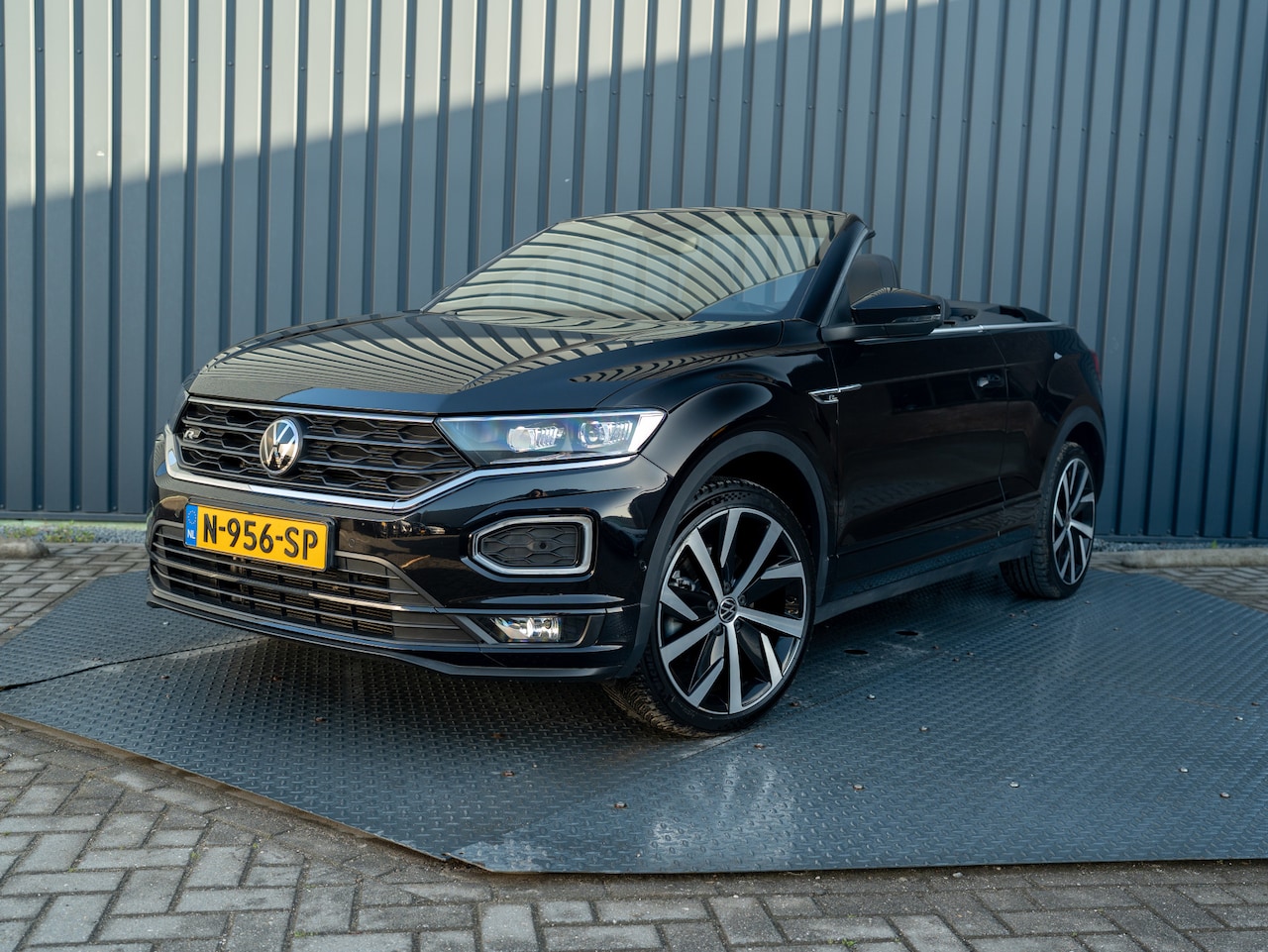 Volkswagen T-Roc Cabrio - 1.5 TSI R-Line | Beats | Trekhaak afnb. | Keyless | Camera | 19'' | Prijs Rijklaar!! - AutoWereld.nl