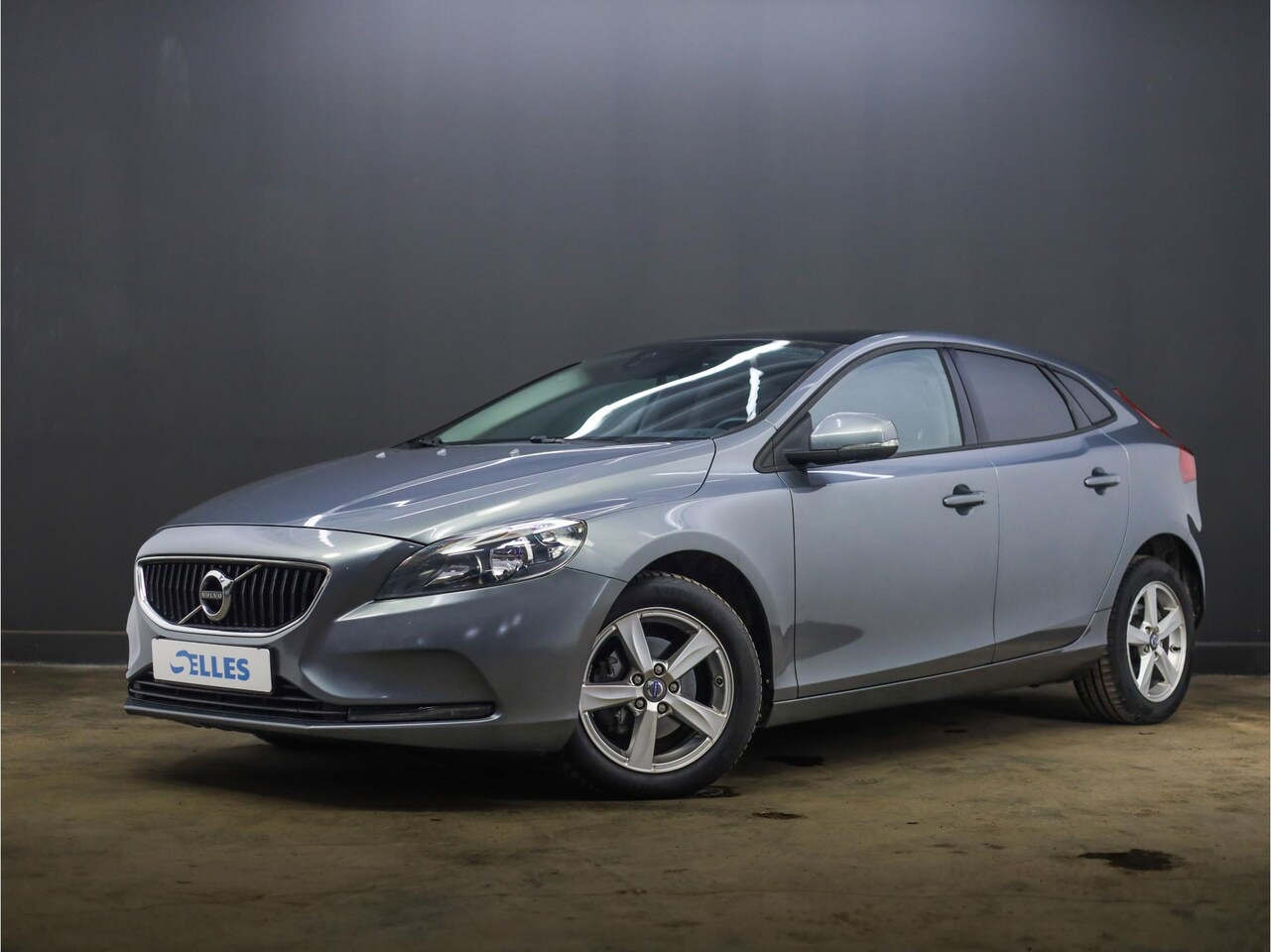 Volvo V40 - 2.0 D2 Momentum | Navigatie | Voorstoelen verwarmd | Verwarmde voorruit | - AutoWereld.nl