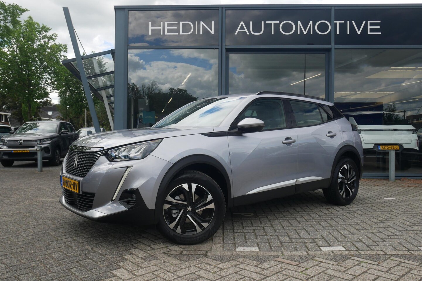 Peugeot 2008 - 1.2 Turbo 130pk Allure | Navigatie | Camera | Climate Control | All Season Banden | Apple - AutoWereld.nl