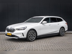 BMW i5 Touring - eDrive40 84kWh | Achteruitrijcamera | Apple Carplay/Android Auto|telefoonintegratie premiu