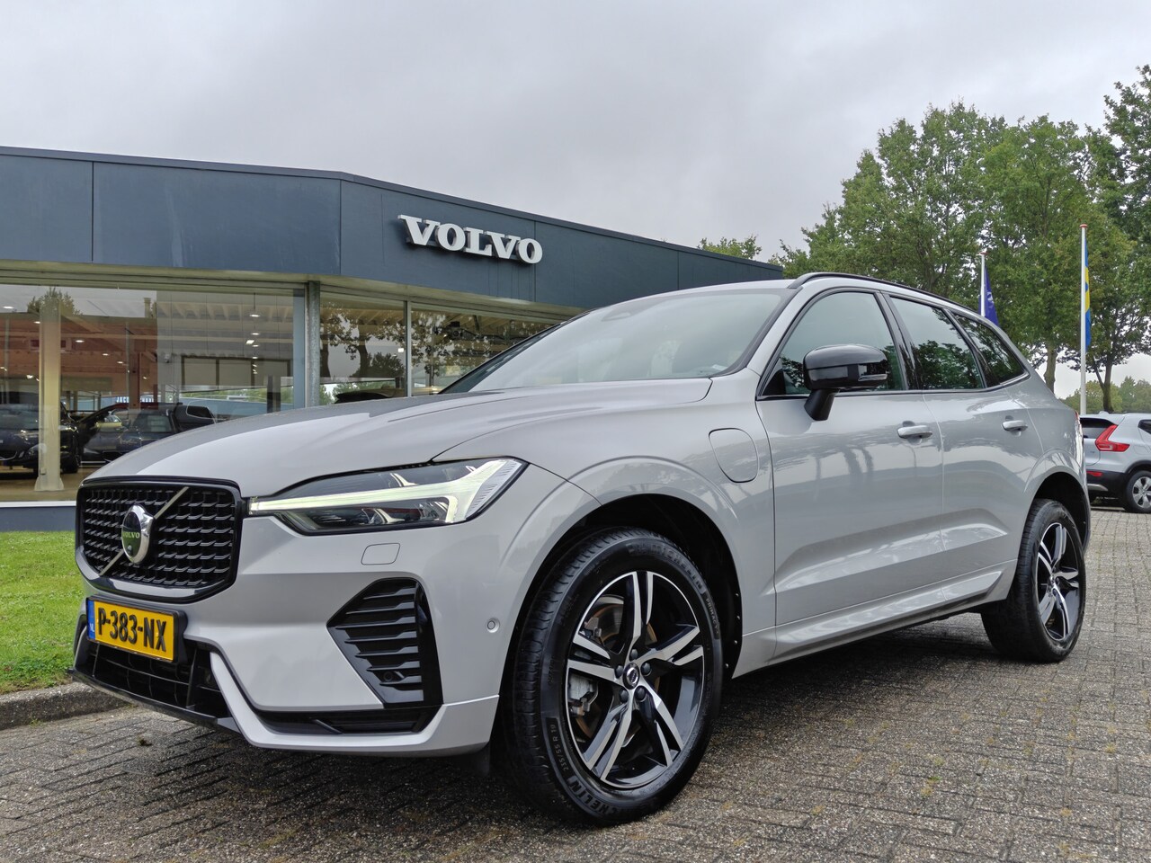 Volvo XC60 - T6 AWD 350PK Plug-in hybrid R-Design | Longe Range | Luchtvering | Trekhaak | HUD | BLIS | - AutoWereld.nl