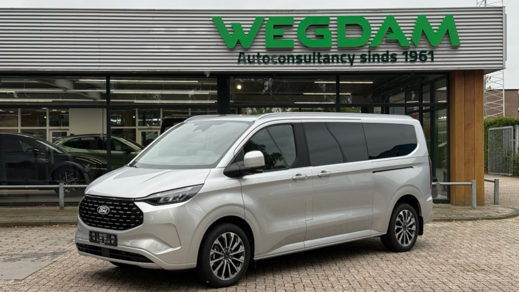 Ford Tourneo Custom - 2.5 PHEV 340 L2 TITANIUM X e-Schuifdeuren 8p VIP bus  51.456ex BTW - AutoWereld.nl