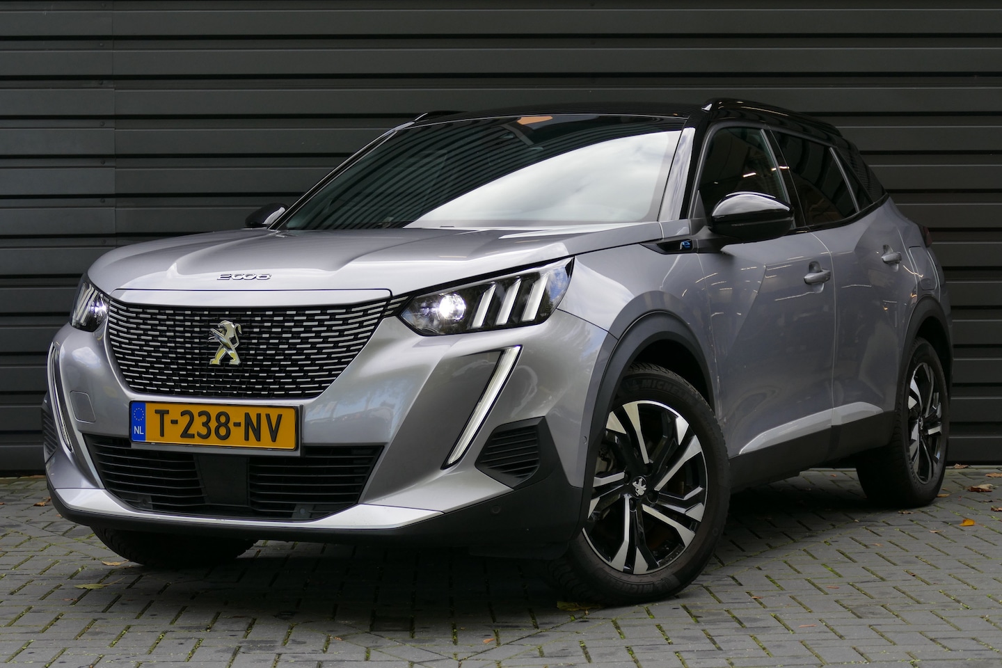 Peugeot e-2008 - EV 50KWH 136PK GT / CAMERA / SOH 100% / STOELVERWARMING / KEYLESS / FULL-LED / NAVI / CLIM - AutoWereld.nl