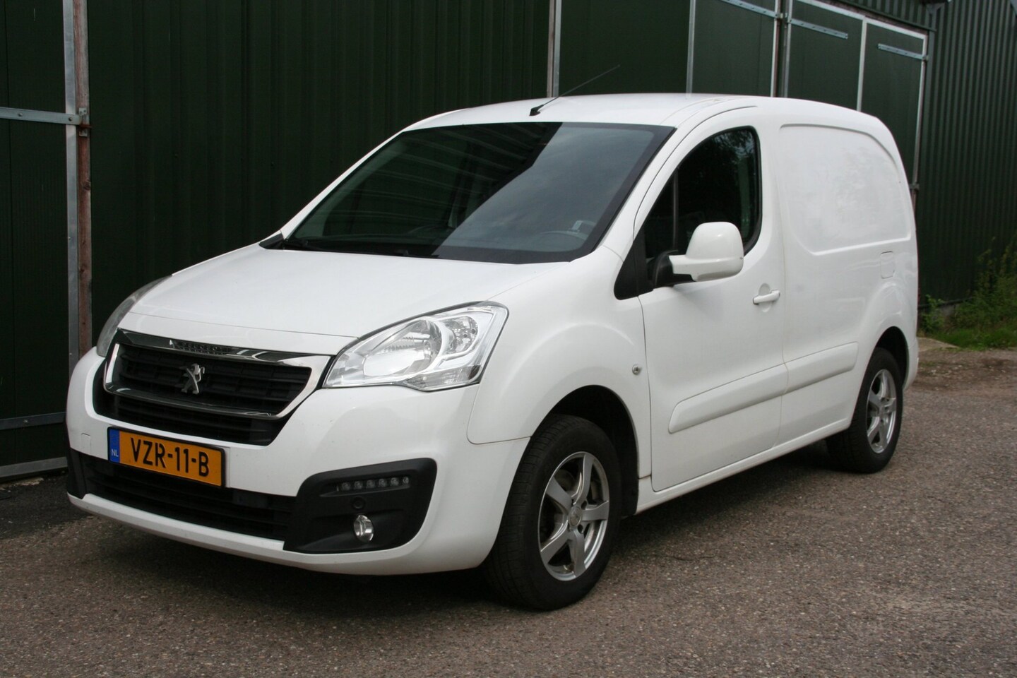 Peugeot Partner - 120 1.6 BlueHDi 100 L1 AUTOMAAT, AIRCO, TREKHAAK, SCHUIFDEUR. - AutoWereld.nl