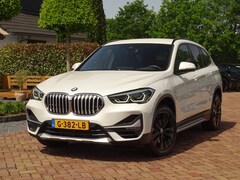 BMW X1 - sDrive20i ParelWeiss | Full Options | HUD | NavPro | Stoelverw | All wheater | Uniek