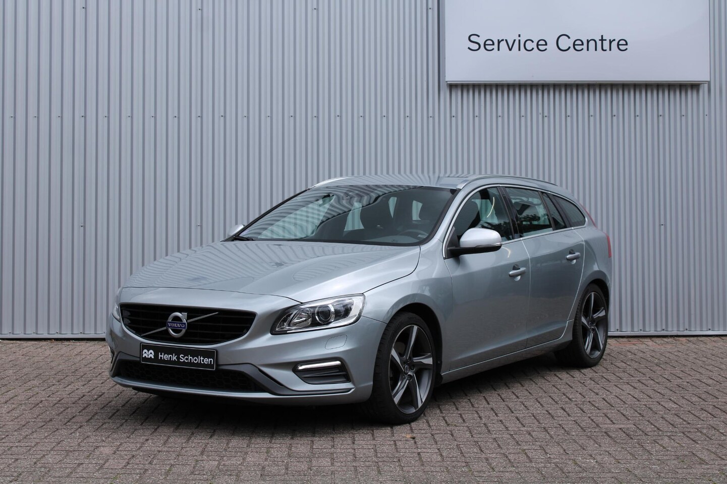Volvo V60 - T3 R-Design | Standkachel | Afneembare trekhaak | Stoelverwarming voorzijde | Parkeersenso - AutoWereld.nl