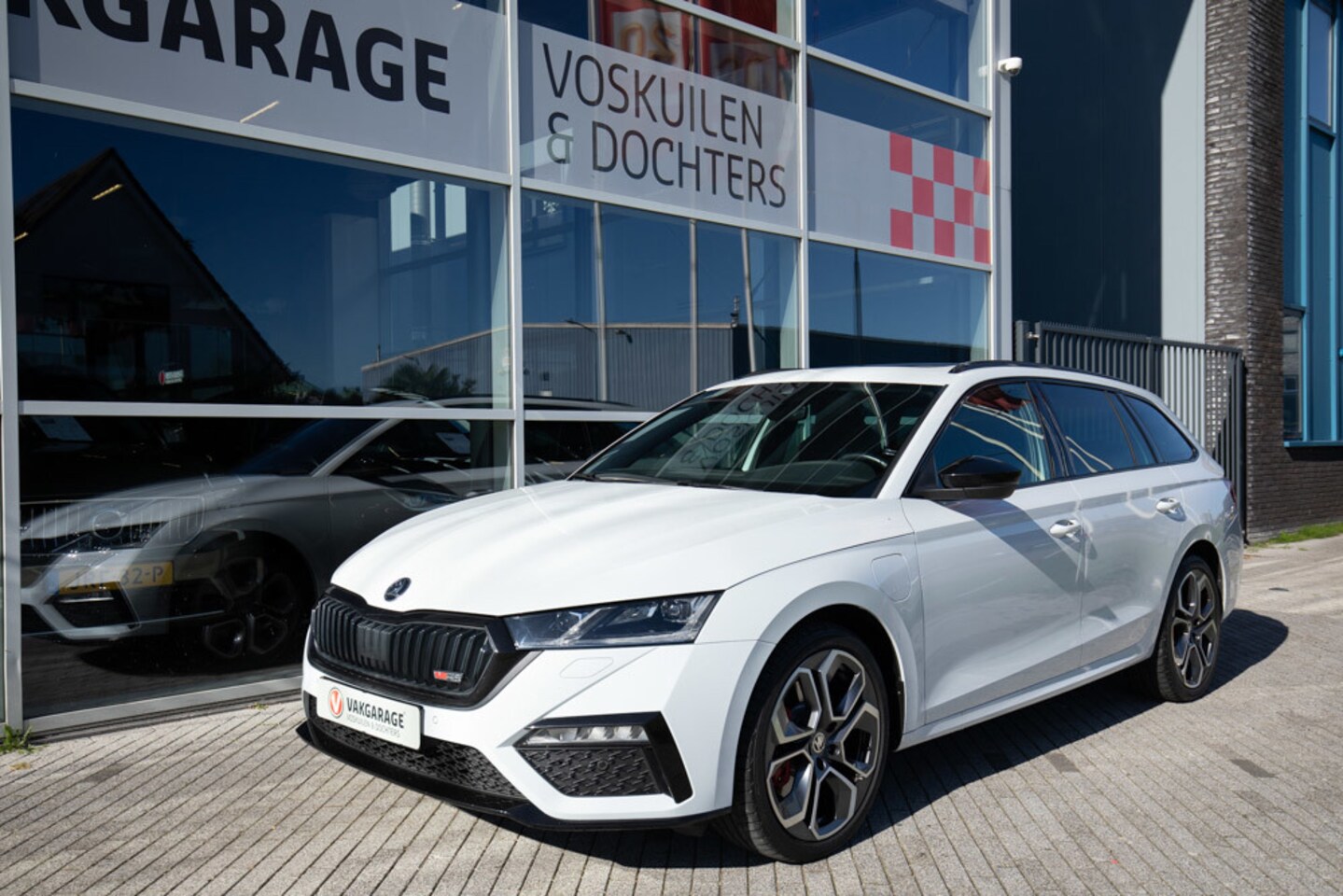 Skoda Octavia Combi - 1.4 TSI RS iV PHEV 245pk Panoramadak - AutoWereld.nl