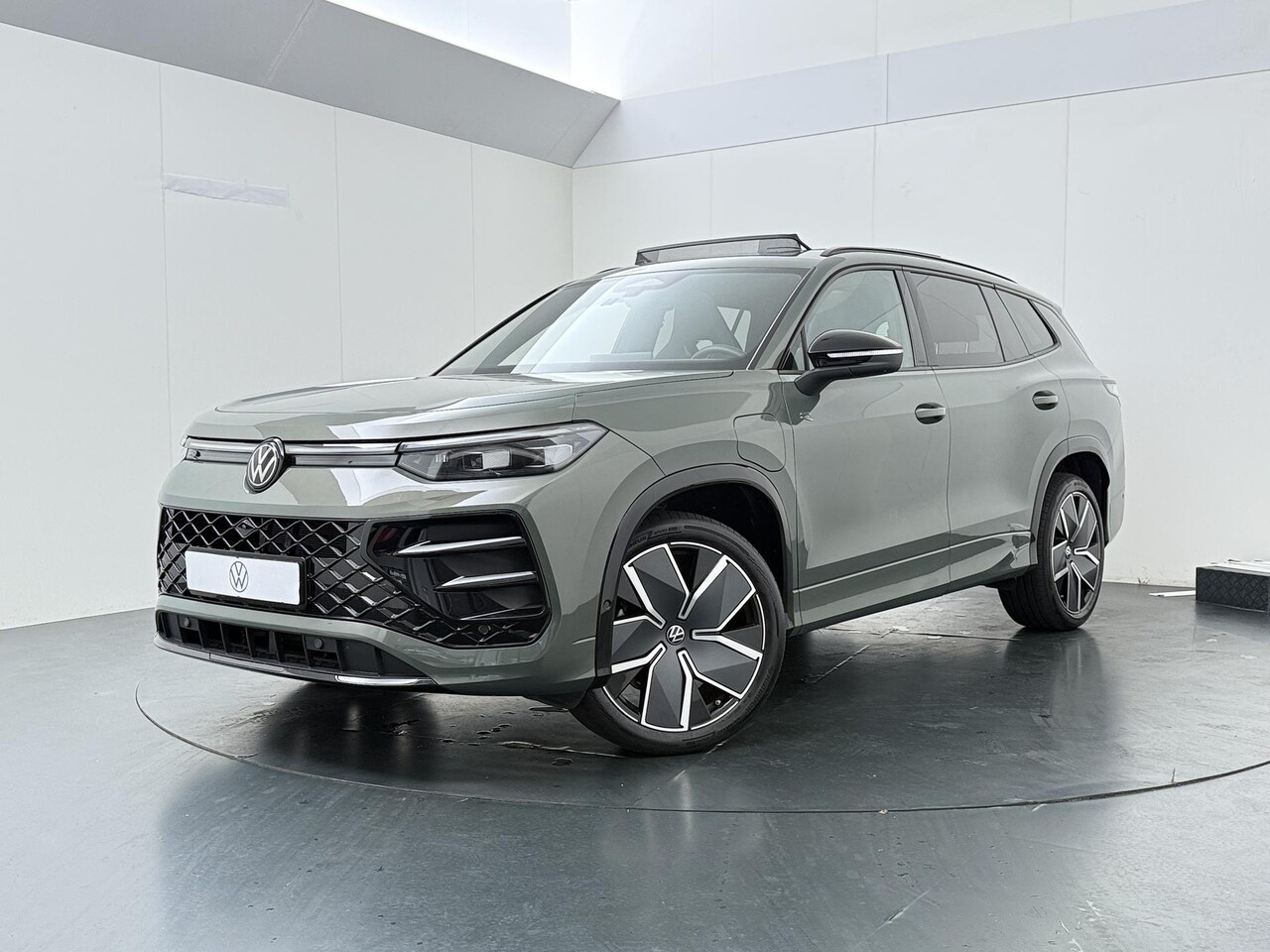Volkswagen Tayron - 1.5 eHybrid R-Line Edition | 204 PK | SoH 99% | Trekhaak wegklapbaar | Adaptive Cruise Con - AutoWereld.nl
