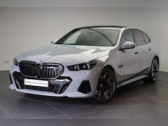 BMW i5 - eDrive40 M Sport / Panoramadak / Parking Assistant Plus / Adaptieve LED / Stoelventilatie