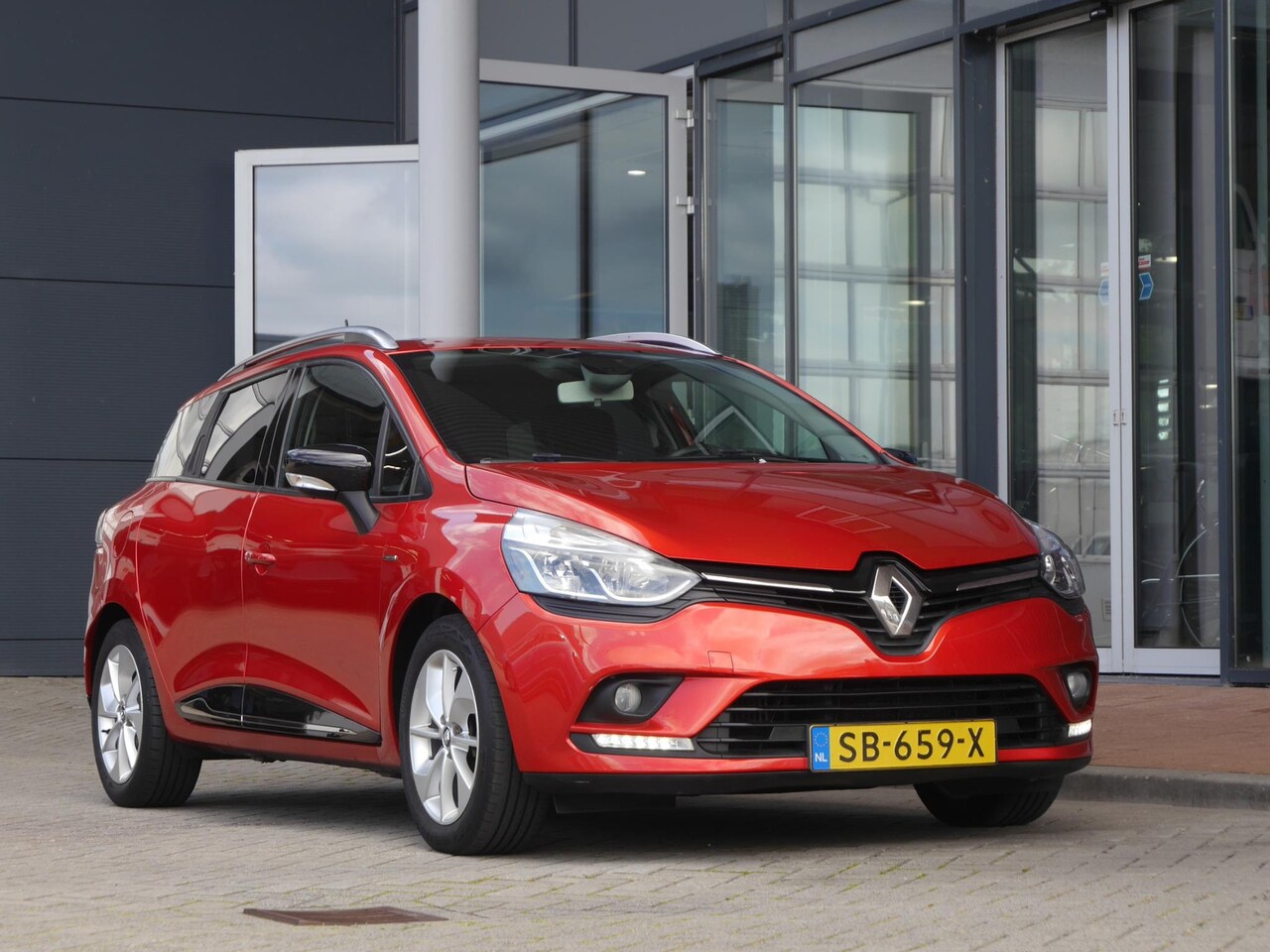 Renault Clio Estate - 0.9 TCe Limited 90pk | Navigatie | Trekhaak | Airco | Cruise Control | Parkeerhulp achter - AutoWereld.nl