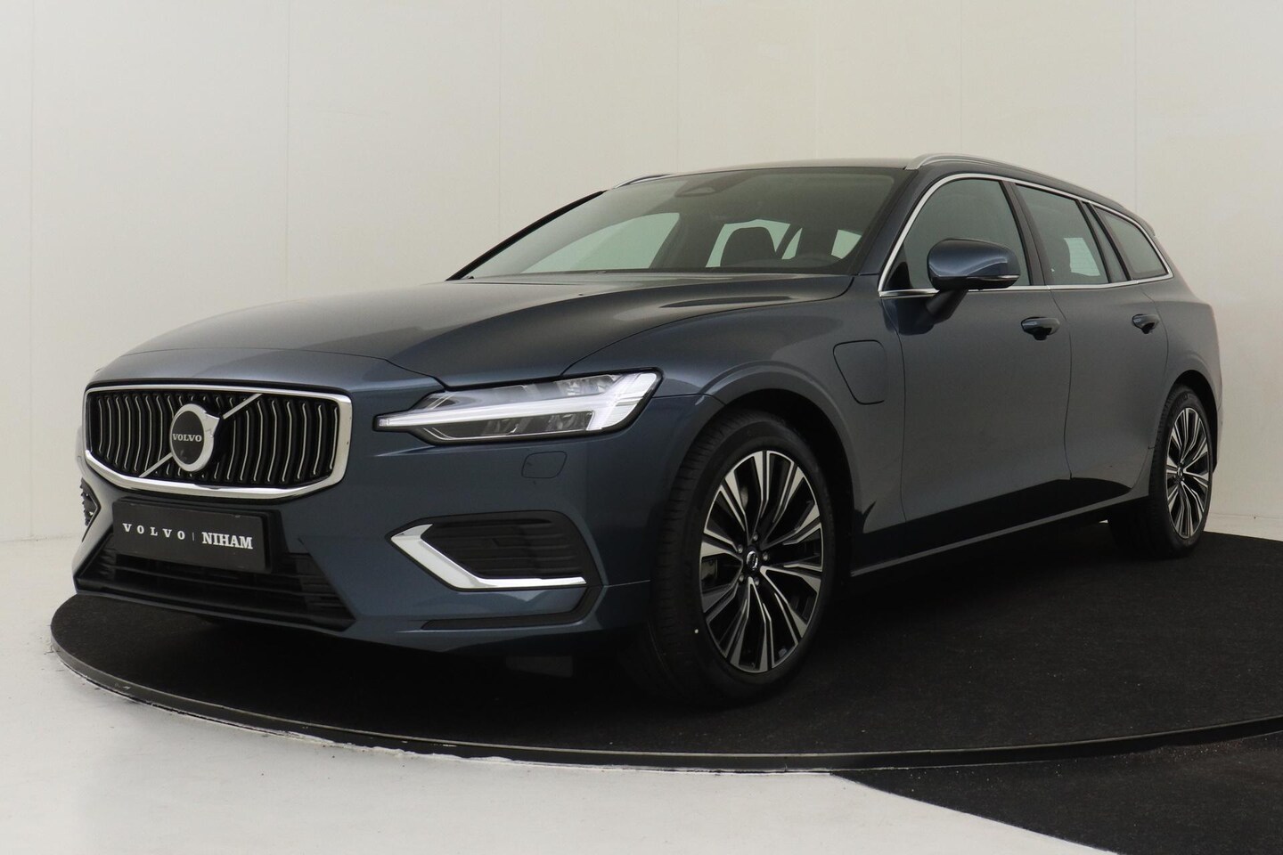 Volvo V60 - T8 PLUG-IN HYBRID AWD PLUS PERFORMANCE ED. BRIGHT -HARMAN/KARDON|360°CAM|VERW.VOORRUIT|ADA - AutoWereld.nl