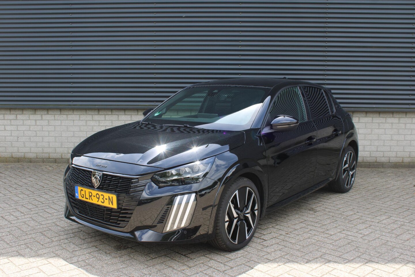 Peugeot 208 - 1.2 Hybrid 100 e-DCS6 GT I Panorama Dak I Navigatie - AutoWereld.nl