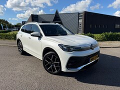 Volkswagen Tiguan - 1.5 eHybrid R-Line Edition |IQ.Light |Panorama dak | Lichtmetalen Velgen 20"| Plug-in |Tre