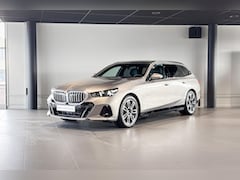 BMW 5-serie Touring - 550e xDrive | M Sport | Glazen Panoramadak | Bowers & Wilkins | Comfort Access | Trekhaak