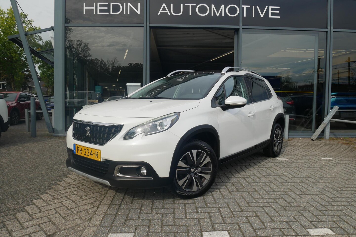 Peugeot 2008 - 1.2 Allure 110PK | Panoramadak | Trekhaak | Navigatie | Camera | Climate Control | Cruise - AutoWereld.nl