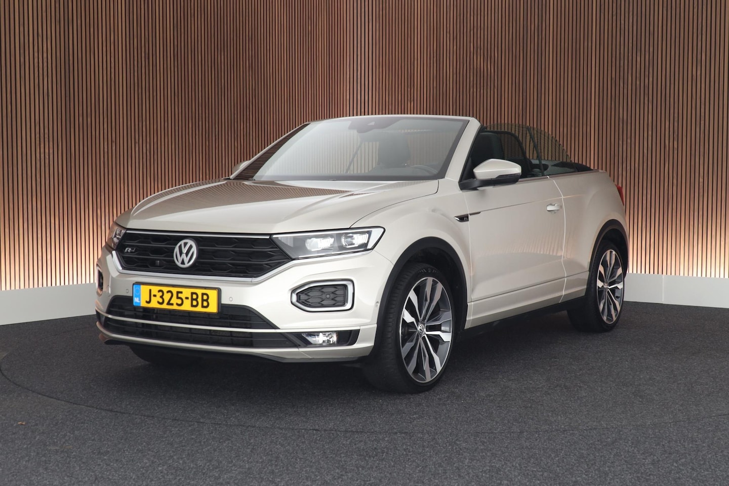Volkswagen T-Roc Cabrio - 1.5 TSI 150pk DSG R-Line Trekhaak LED Beats Virtual cockpit Camera Adaptive cruise - AutoWereld.nl