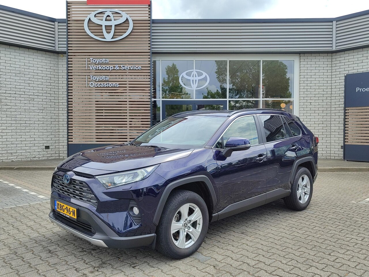 Toyota RAV4 - 2.5 HYBRID STYLE LEDER STOEL/STUURVERW PARK-SENSOREN EL-STOEL EL-ACHTERKLEP APPLE/ANDROID - AutoWereld.nl