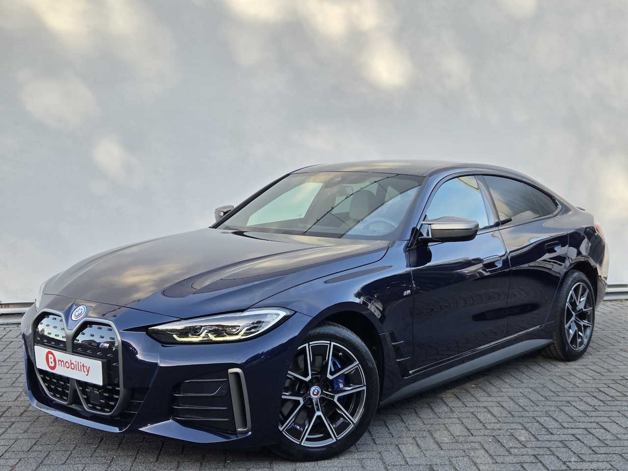 BMW i4 - M50 High Executive M-Sport 84 kWh 'Tansanitblau' SOH 96% NL Auto! | 360 Camera | Hifi | DA - AutoWereld.nl