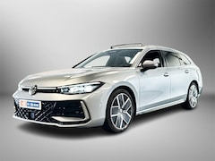 Volkswagen Passat Variant - 1.5 eTSI 150pk DSG R-Line Edition | Panoramadak | Parkeersensoren voor & achter | Achterui