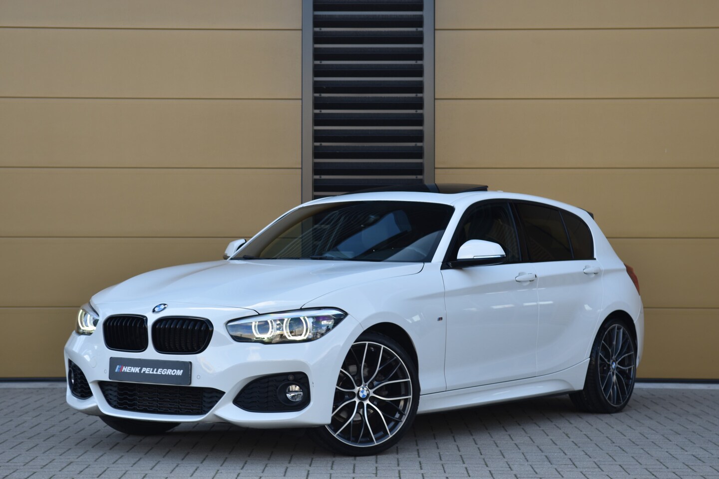 BMW 1-serie - 118i Edition M Sport Shadow High Exe * Schuifdak * 19'' Performance Wielen * Lichtpakket * - AutoWereld.nl