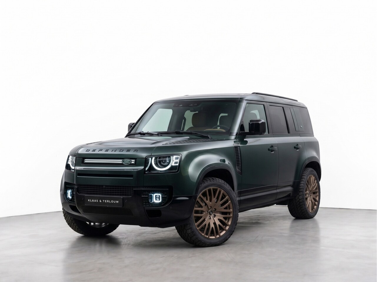 Land Rover Defender 110 - P300e 110 X-Dynamic HSE | HNP € 135.005,- | Tailored Uniek! | BRITISCH RACING GREEN | Pano - AutoWereld.nl