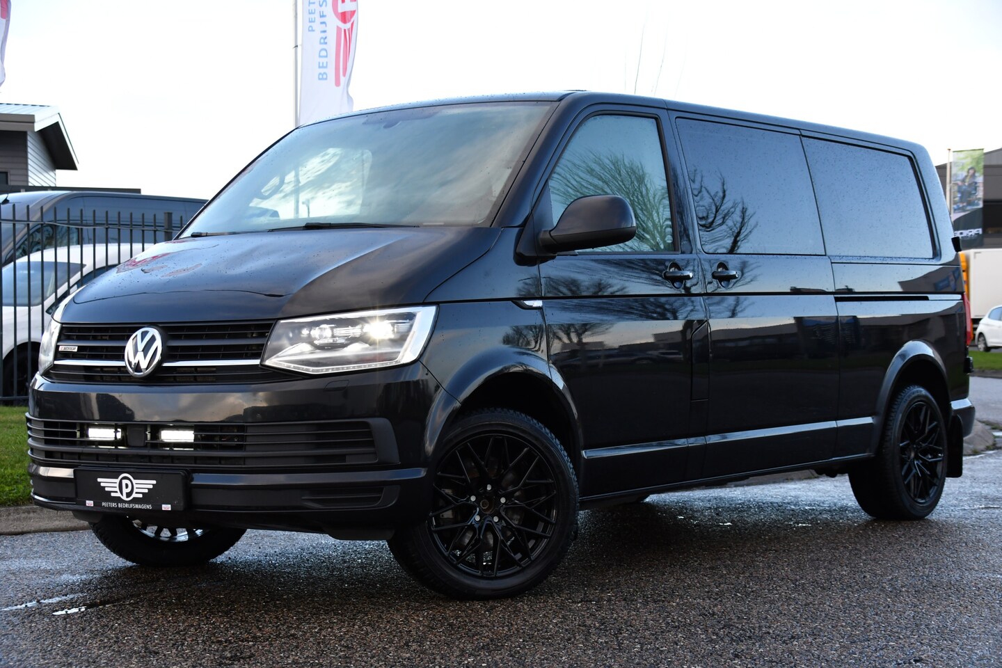 Volkswagen Transporter - 2.0 TDI L2H1 DC 4Motion Highline Black Edition Camera, Cruise, Automaat, Multimedia, 204Pk - AutoWereld.nl