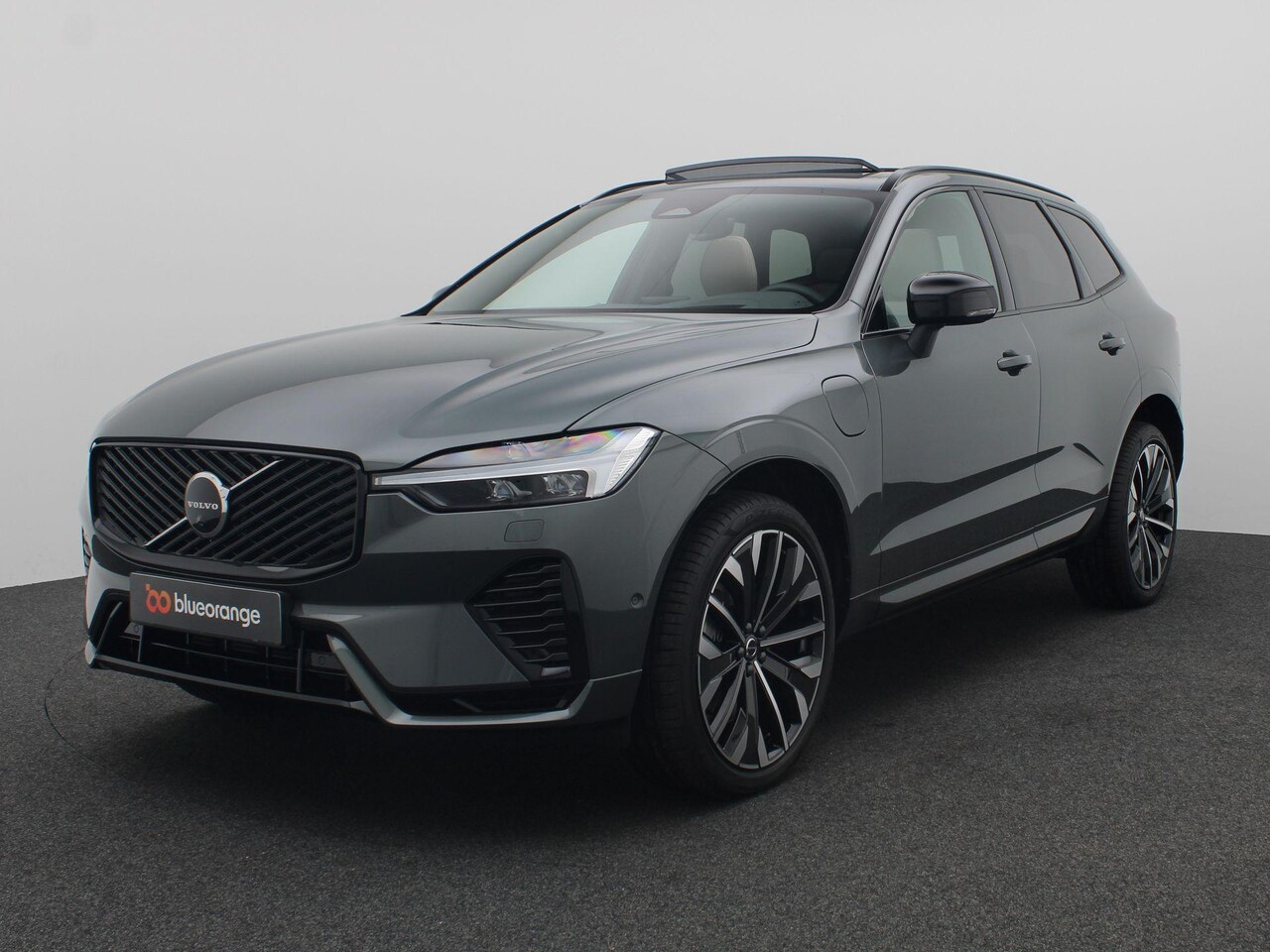 Volvo XC60 - 2.0 T6 Plug-in hybrid AWD Plus Dark 335PK Aut. Luchtvering, Panoramadak, Trekhaak, 21" LM - AutoWereld.nl