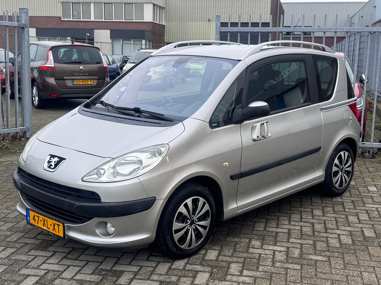 Peugeot 1007 - 1.4-16V Gentry NL AUTO NAP! NIEUWE D-RIEM! Airco ECC l CRUISE l PDC l Elek deuren l Elek p - AutoWereld.nl