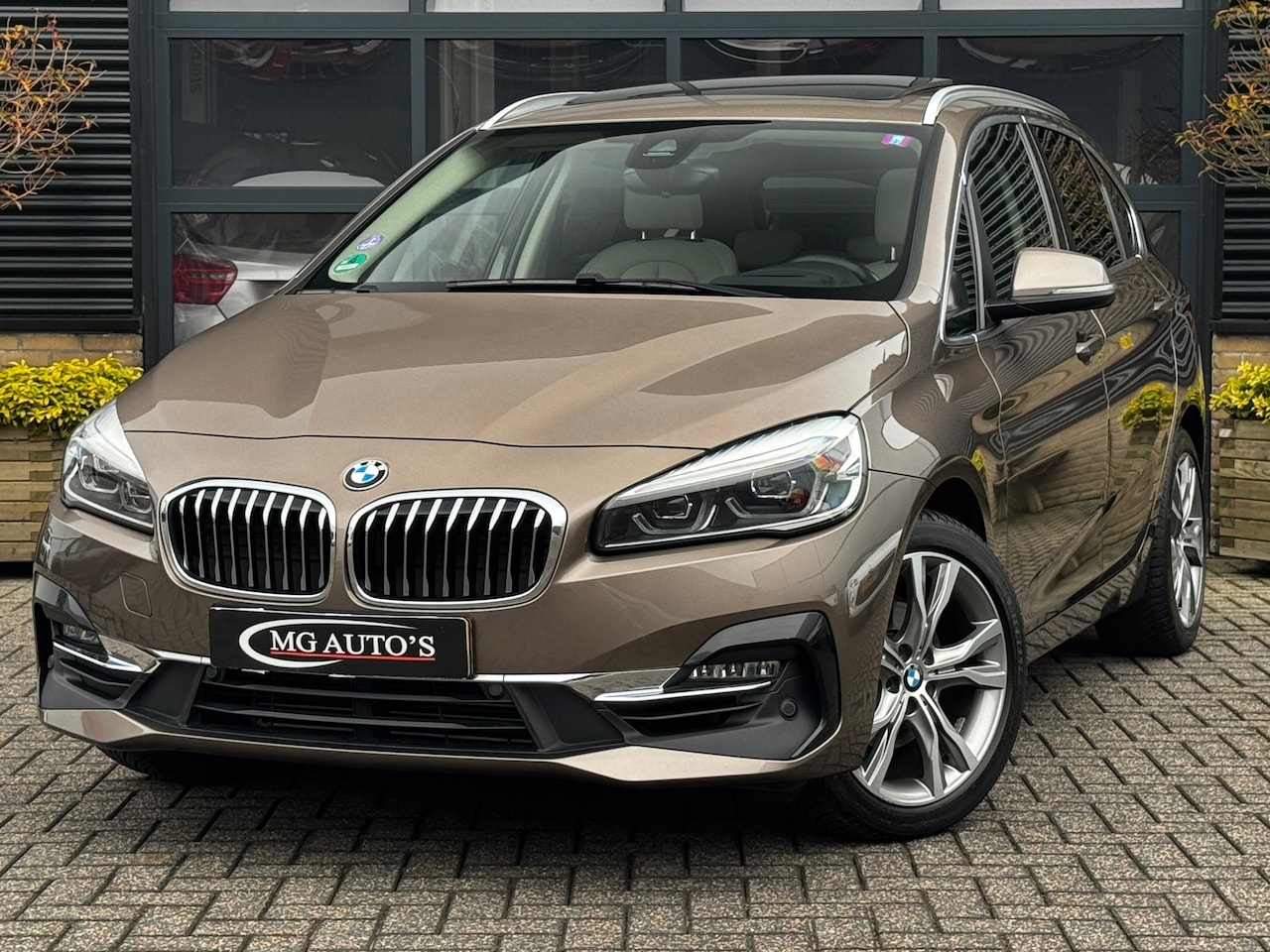 BMW 2-serie Active Tourer - 218i High Executive | Trekhaak | Panoramadak | Navigatie | Cruise Control | Achteruitrijca - AutoWereld.nl