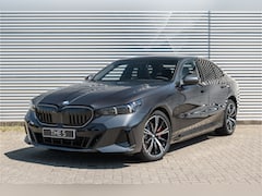 BMW 5-serie - 530e M Sport Automaat / Panoramadak / Trekhaak / Parking Assistant Professional / Adaptiev
